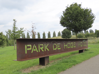 908221 Afbeelding van het naambord 'PARK DE HOGE WEIDE' van cortenstaal, bij de ingang van het park aan de Tweede ...